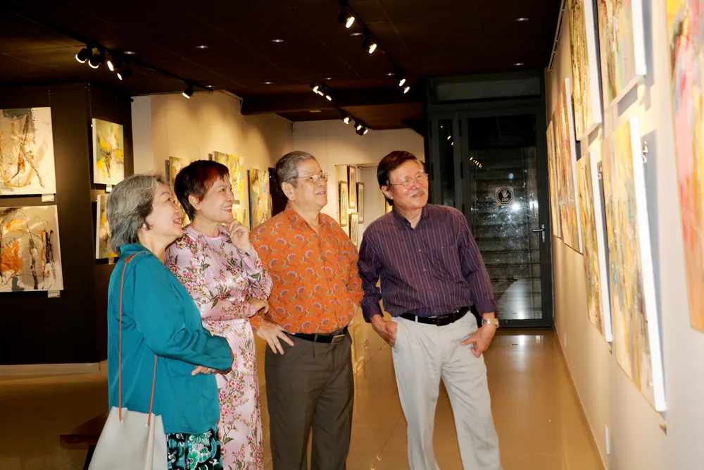 H3- Họa sĩ Đoàn Mai Thủy giới thiệu, chia sẻ về các tác phẩm với khách tham quan(2).jpg