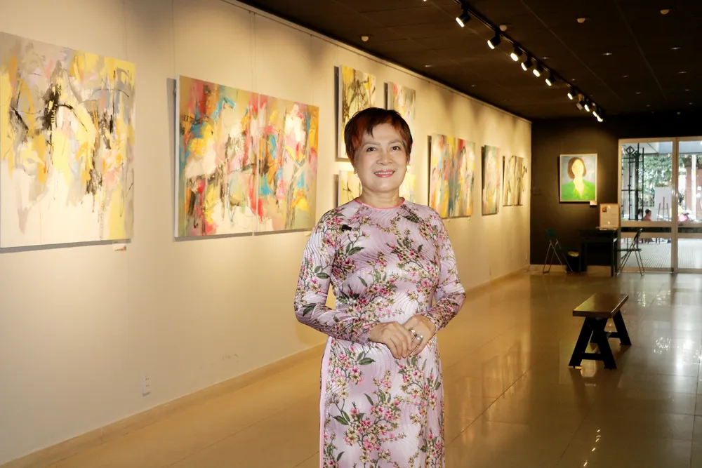 H4- Họa sĩ Đoàn Mai Thủy bên các tác phẩm của mình(4).jpg