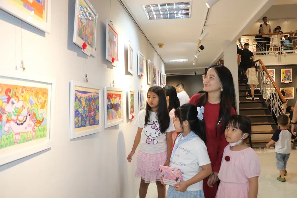 H5- Các em thiếu nhi thưởng thức tác phẩm tại triển lãm(3).JPG