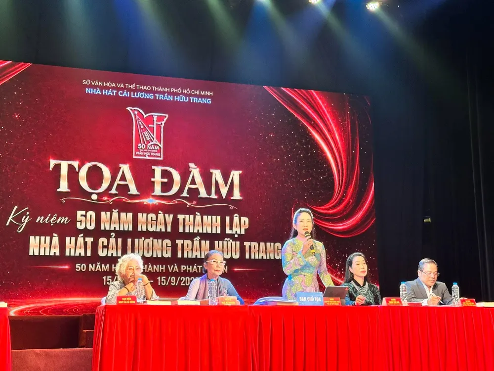 NSND Nguyễn Thị Thanh Thúy, Phó Giám đốc Sở Văn hóa - Thể thao TPHCM, phát biểu tại tọa đàm Kỷ niệm 50 năm ngày thành lập Nhà hát Trần Hữu Trang sáng 17-9. Ảnh: THANH HIỆP