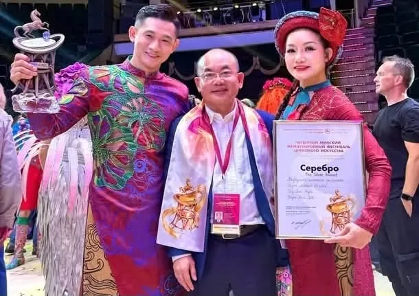 Ông Lê Hồng Sơn (giữa) Giám đốc Trung tâm Nghệ thuật TPHCM chúc mừng thành tích mới của hai nghệ sĩ Hiển Phước, Thanh Hoa. Ảnh: TTNTTP cung cấp