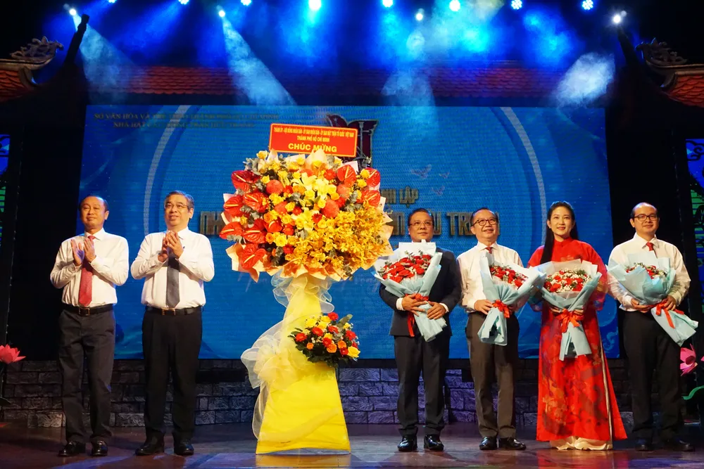 Thay mặt lãnh đạo Thành phố, đồng chí Nguyễn Phước Lộc trao hoa chúc mừng lãnh đạo Sở Văn hóa và Thể thao TPHCM, lãnh đạo nhà hát. Ảnh: THANH HIỆP