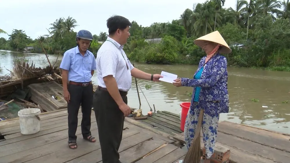 Hậu Giang: Giông lốc làm 1 người chết, hàng chục căn nhà tốc mái ảnh 1