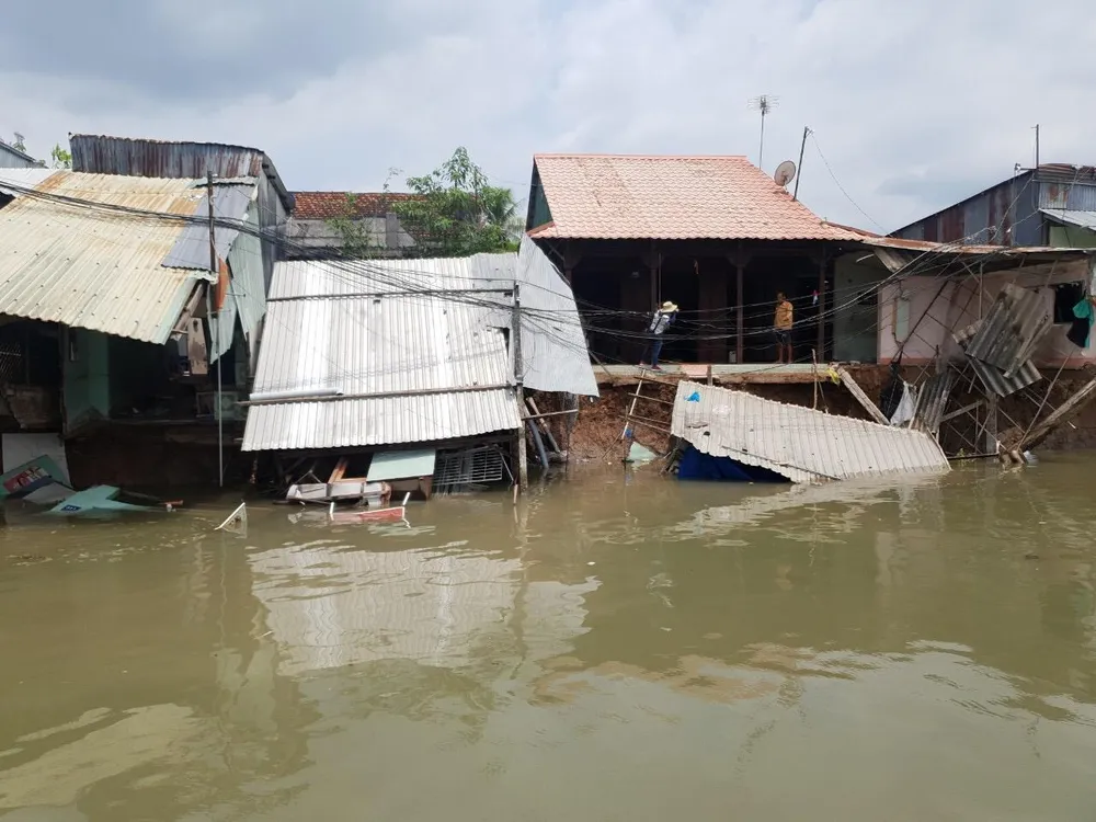 Khu vực sạt lở làm nhiều nhà dần thiệt hại nghiêm trọng