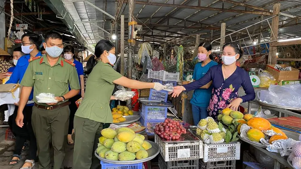 Những “ánh đèn đêm” cùng người dân vượt qua mùa dịch Covid-19 ảnh 4