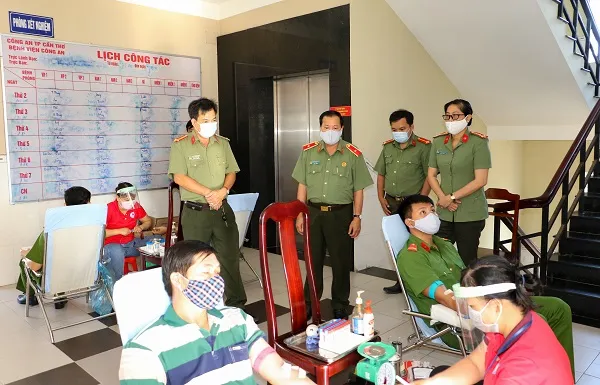 Những “ánh đèn đêm” cùng người dân vượt qua mùa dịch Covid-19 ảnh 3