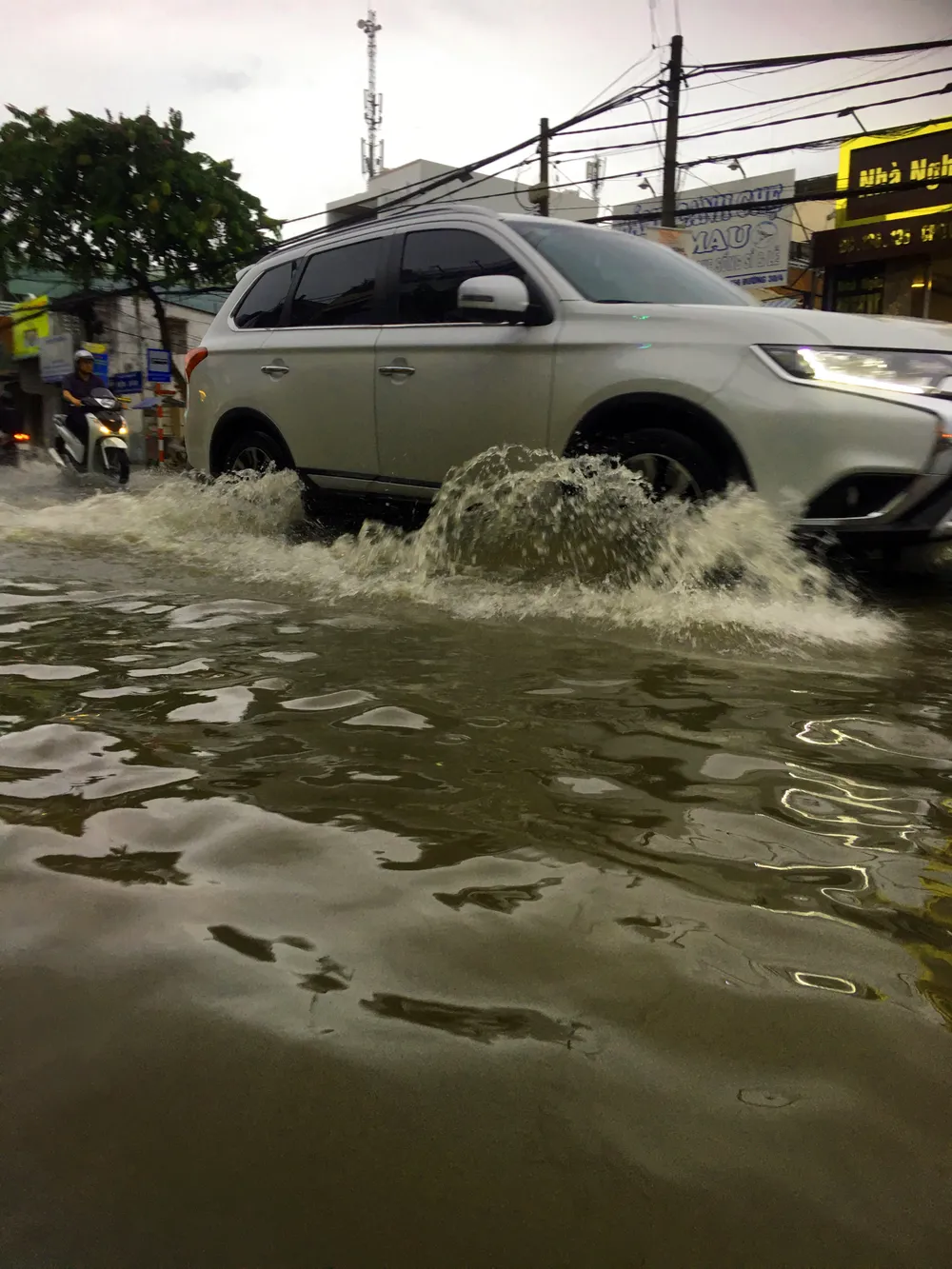 Triều cường tràn ngập nhiều tuyến đường ở Cần Thơ ảnh 2