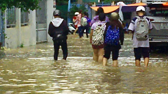 Học sinh Cần Thơ bì bõm đến trường vào sáng 19-10. Ảnh: CAO PHONG