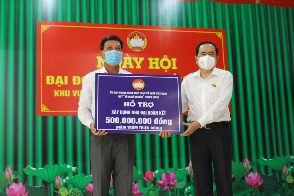 Phó Chủ tịch Thường trực Quốc hội Trần Thanh Mẫn dự Ngày hội Đại đoàn kết toàn dân tộc ở Hậu Giang ảnh 3