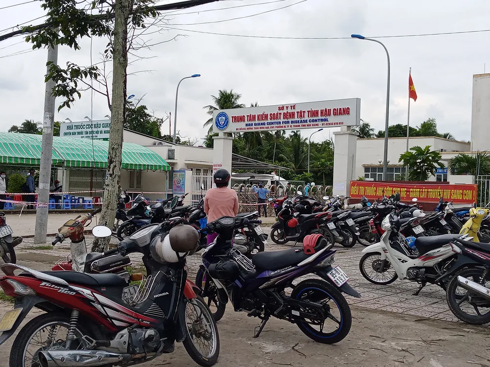 Cách hết chức vụ đối với Giám đốc CDC Hậu Giang "trả lại quà" ảnh 1