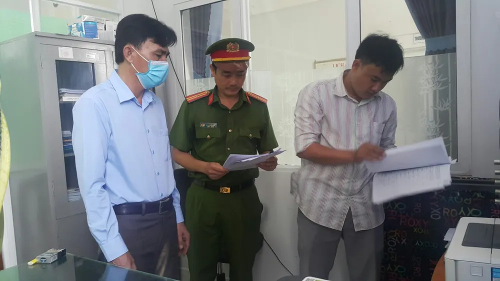 Bắt nguyên Giám đốc CDC Hậu Giang và 2 thuộc cấp ảnh 2