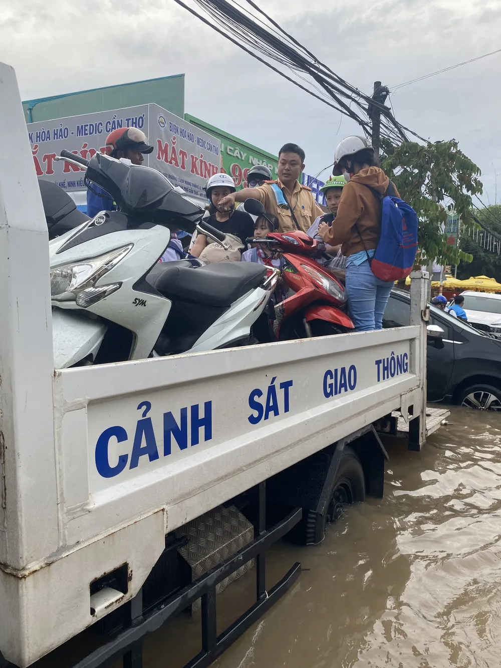 Cần Thơ: Triều cường đạt đỉnh, gây ngập sâu nhiều nơi ảnh 7