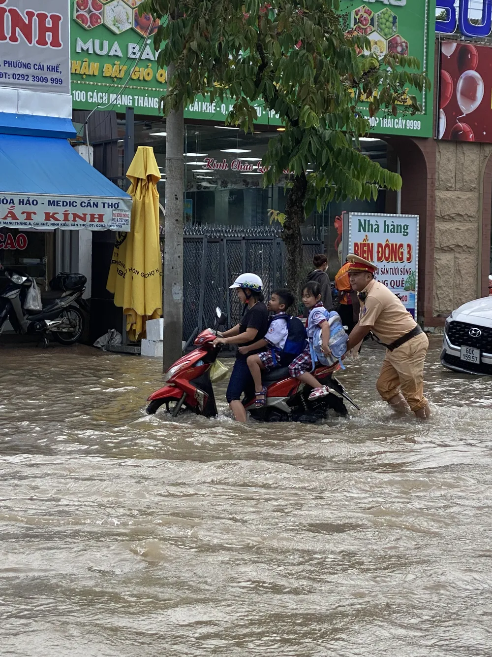 Cần Thơ: Triều cường đạt đỉnh, gây ngập sâu nhiều nơi ảnh 2