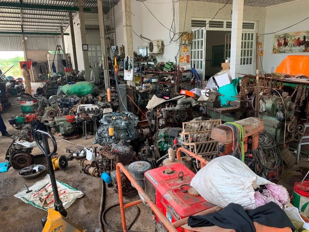 Nhiều động cơ xe ô tô đã qua sử dụng tại cơ sở của ông Phan Văn Tú