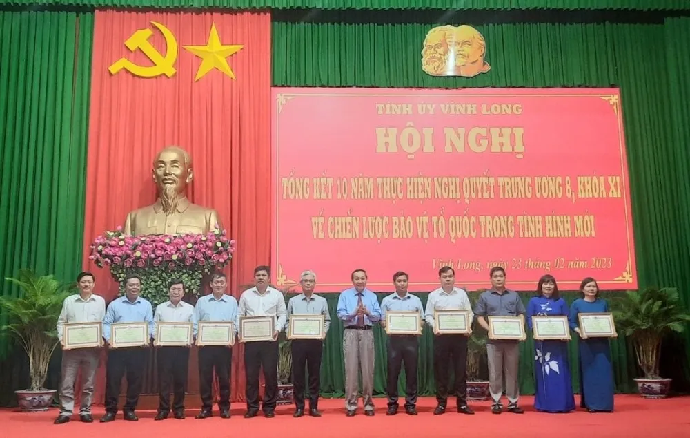 Đại diện cho các tập thể, cá nhân có thành tích xuất sắc trong 10 năm thực hiện Nghị quyết Trung ương 8 (khoá XI) nhận bằng khen của Chủ tịch UBND tỉnh Vĩnh Long