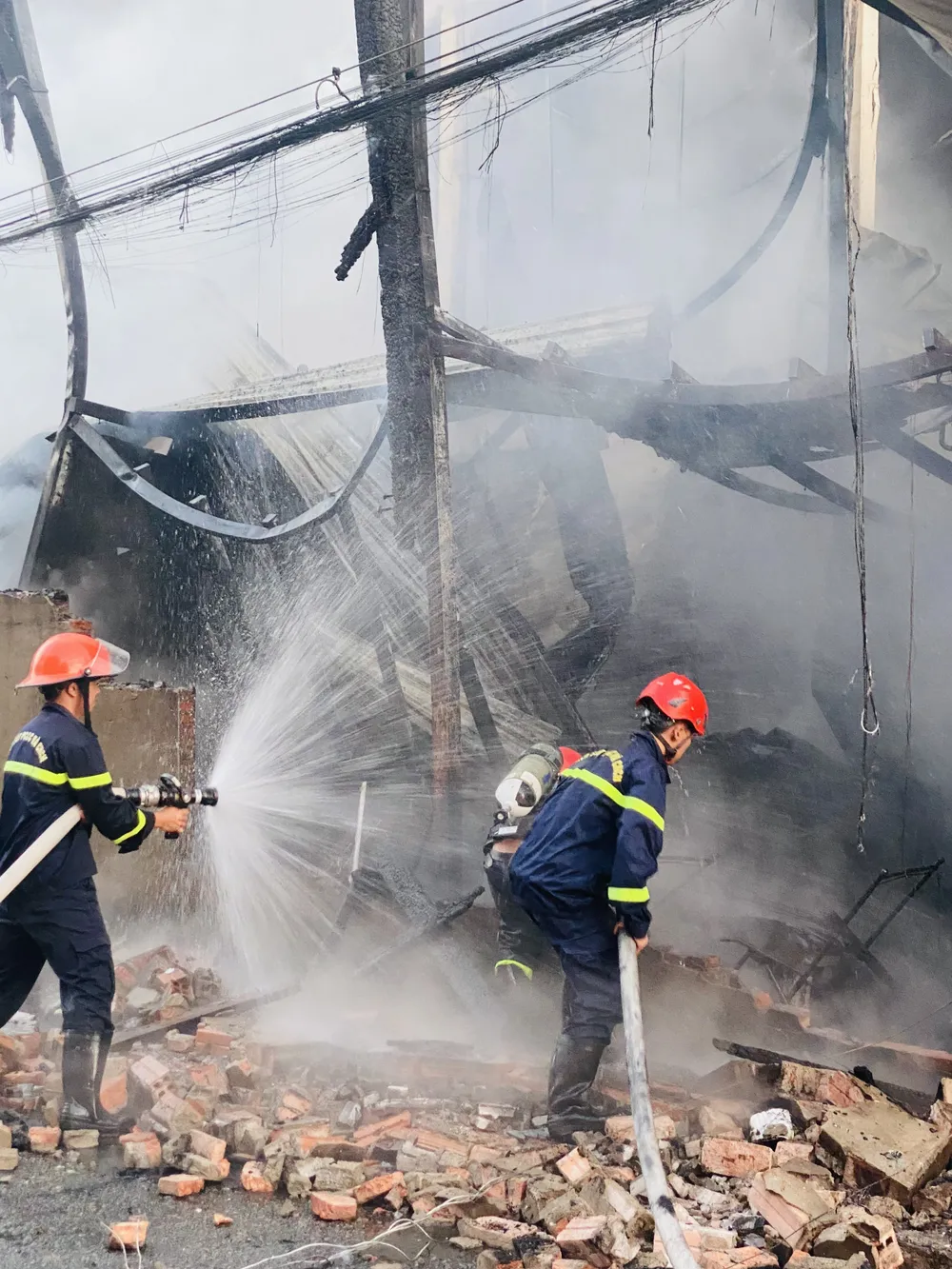 Đám cháy đã thiêu rụi quán cà phê nằm ở góc đường thị xã Long Mỹ