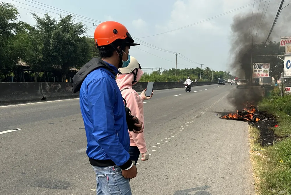 Anh Hiền nhìn chiếc xe gắn máy bị thiêu rụi trong bất lực