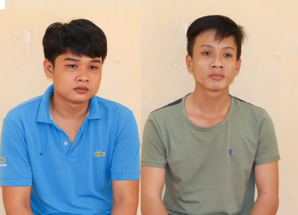 Đối tượng Phạm Văn Hiếu (bên trái) và Đỗ Minh Tân tại cơ quan công an