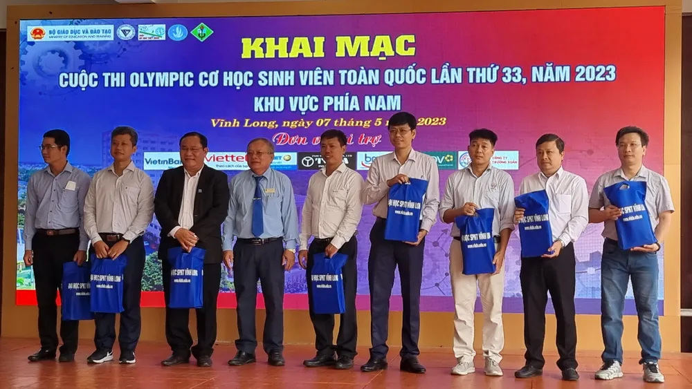 Các đơn vị tham gia kỳ thi thi Olympic Cơ học toàn quốc lần thứ 33 khu vực phía Nam nhận quà từ ban tổ chức