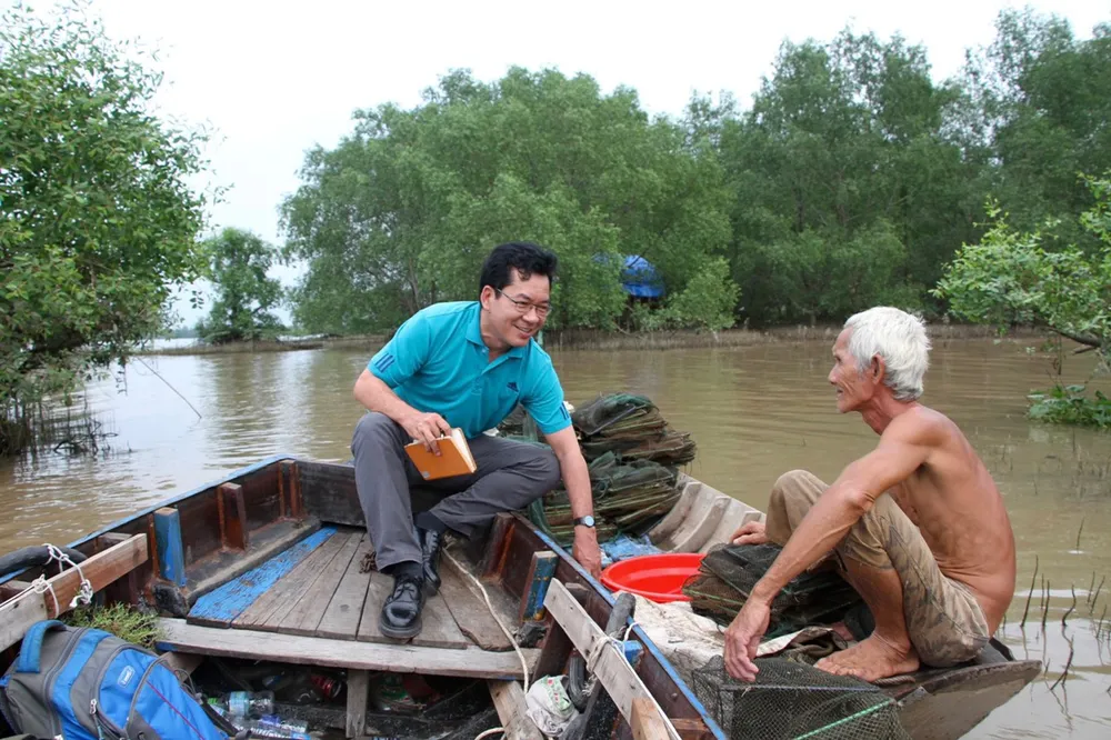 Th.S Nguyễn Hữu Thiện, chuyên gia nghiên cứu độc lập về sinh thái ĐBSCL (bên trái) trong một chuyến khảo sát với nông dân miền Tây