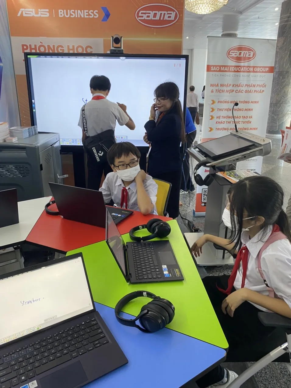 Học sinh tìm hiểu về các ứng dụng công nghệ