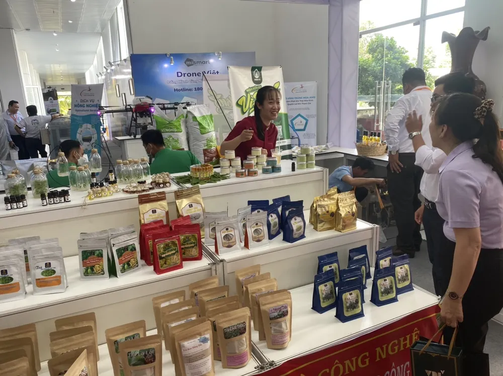 Khách tìm hiểu về các sản phẩm OCOP của Hậu Giang