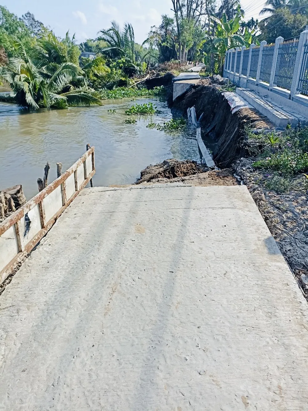 Một vụ sạt lở gây chia cắt đường giao thông nông thôn ở huyện Châu Thành, tỉnh Hậu Giang