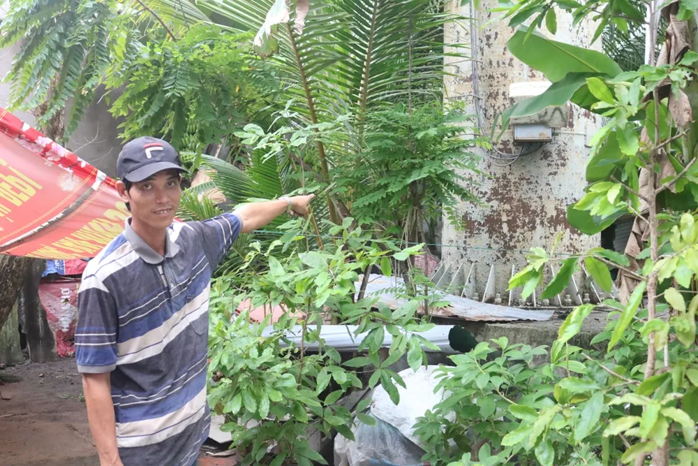 Anh Tuấn chỉ tay vào trụ sắt có dấu hiệu hoen rỉ, tiềm ẩn nguy cơ đổ sập