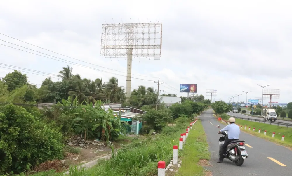 Tấm pano quảng cáo cao hàng chục mét Công ty TNHH thiết kế và quảng cáo Khánh Như đang có dấu hiệu xuống cấp