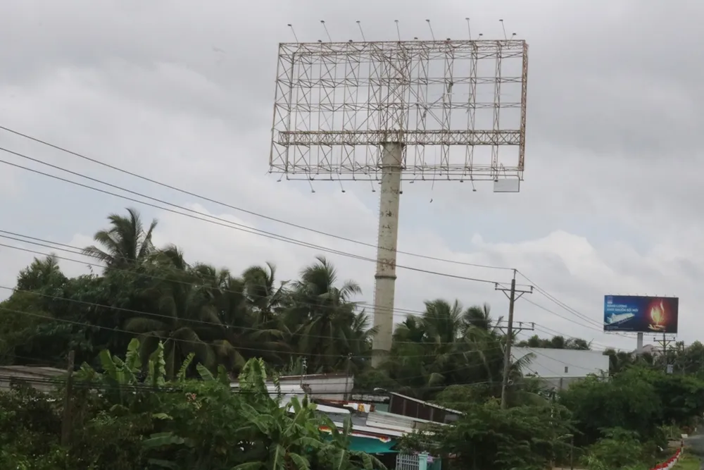 Tấm pano quảng cáo cao hàng chục mét, phía dưới là đường dây dẫn điện, nếu xảy ra sự cố sẽ rất nguy hiểm