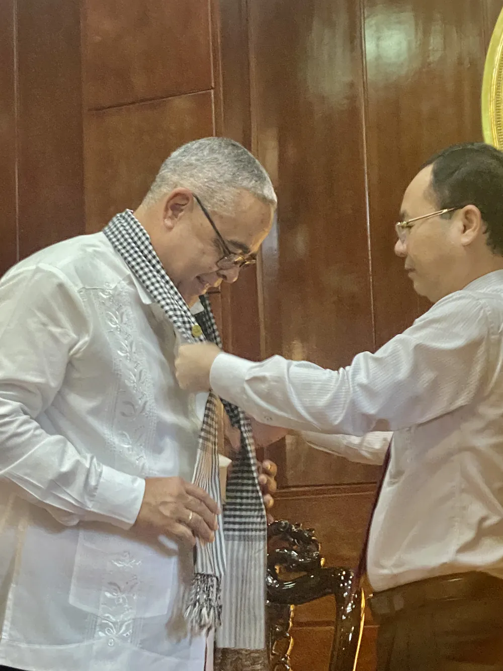 Bí thư Thành ủy TP Cần Thơ Nguyễn Văn Hiếu trao tặng chiếc khăn cho đồng chí Luis Antonio Torres Iribar, Bí thư thứ nhất Thành ủy TP La Habana