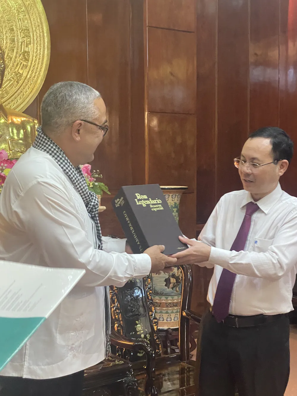 Đồng chí Luis Antonio Torres Iribar tặng quà lưu niệm cho đồng chí Nguyễn Văn Hiếu