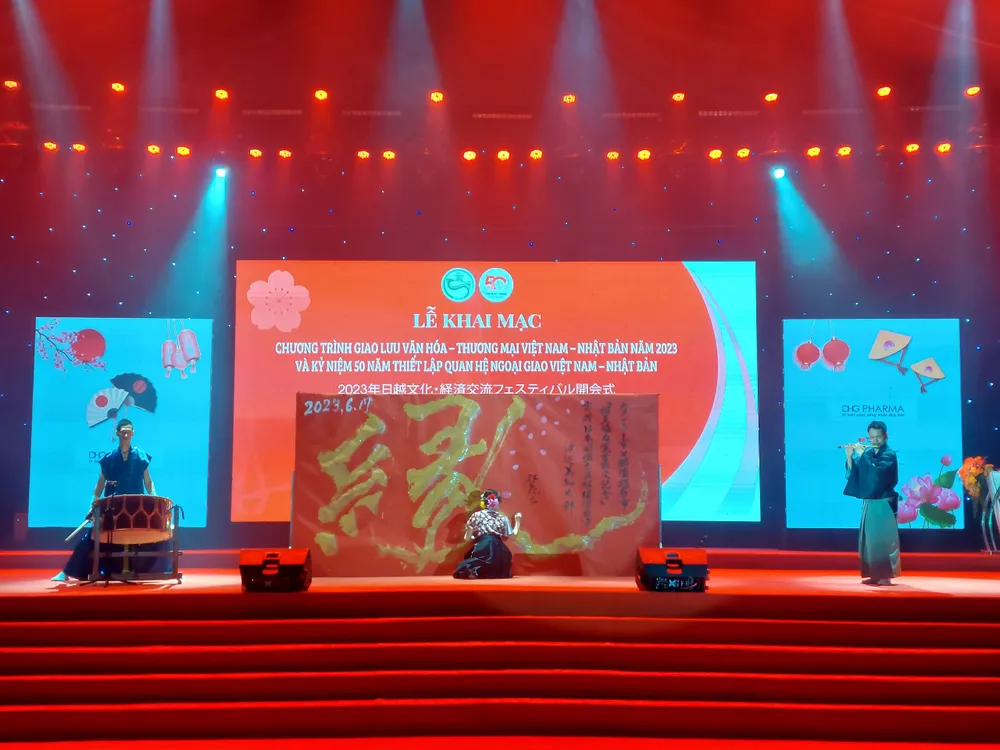 Viết thư pháp tại lễ khai mạc Viết thư pháp tại lễ khai mạc