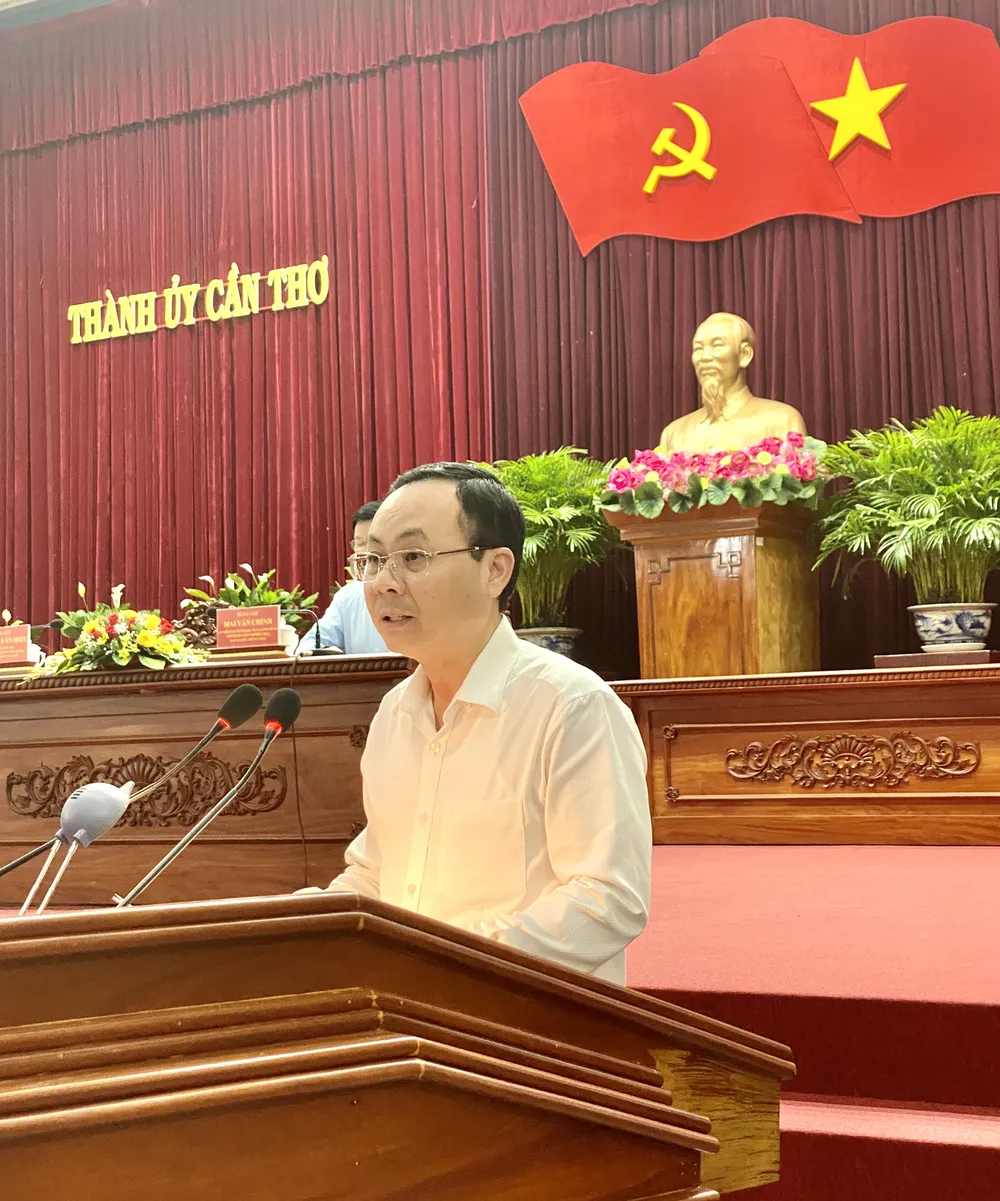 Đồng chí Nguyễn Văn Hiếu, Ủy viên dự khuyết Trung ương Đảng, Bí thư Thành ủy Cần Thơ phát biểu tại hội nghị
