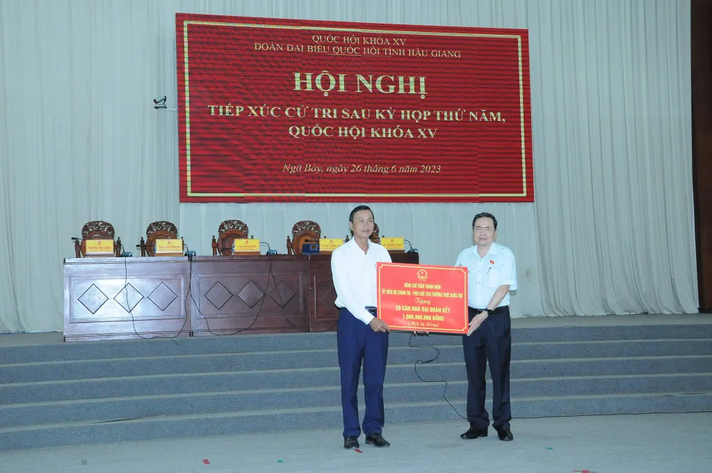 Phó Chủ tịch Thường trực Quốc hội Trần Thanh Mẫn trao tặng 32 căn nhà Đại đoàn kết cho các hộ nghèo trên địa bàn tỉnh Hậu Giang