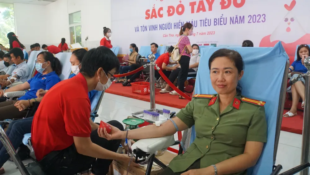Một nữ công an tham gia hiến máu tình nguyện tại ngày hội