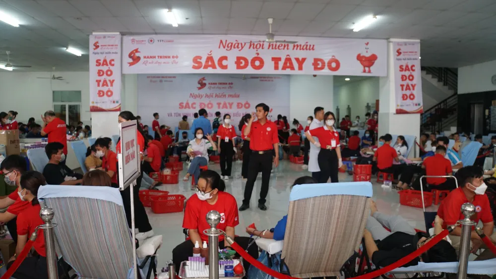 Quang cảnh Ngày Hội sắc đỏ Tây Đô