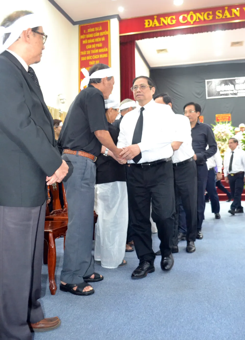 Thủ tướng Phạm Minh Chính cùng đoàn cán bộ Chính phủ thăm hỏi và động viên gia quyến đồng chí Lê Phước Thọ