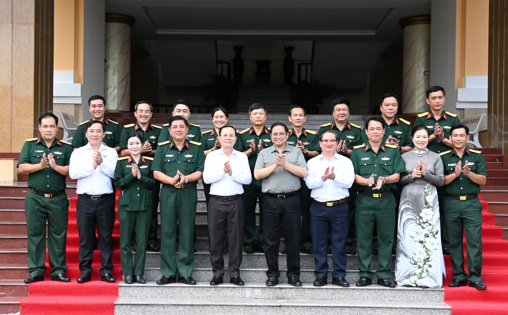 Thủ tướng Phạm Minh Chính cùng lãnh đạo TP Cần Thơ chụp hình lưu niệm với Bộ Chỉ huy Quân sự TP Cần Thơ bên lề cuộc tiếp xúc cử tri sáng 8-7