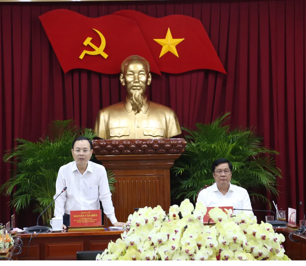 Bí thư Thành ủy TP Cần Thơ Nguyễn Văn Hiếu phát biểu tại cuộc họp