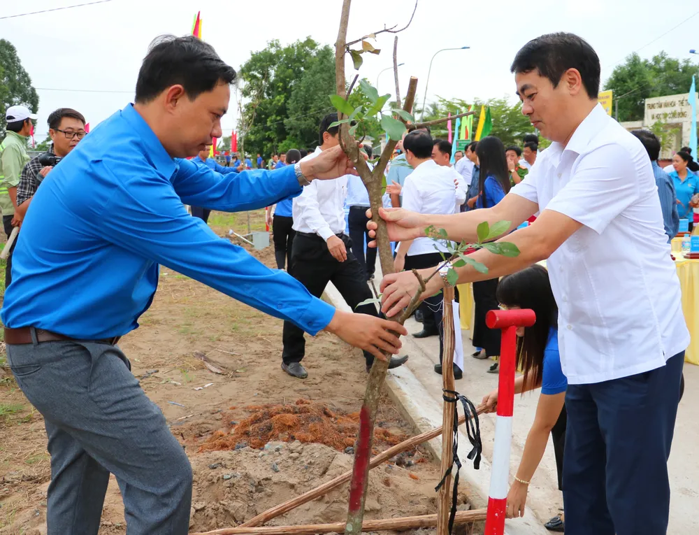 Đồng chí Nghiêm Xuân Thành (bìa phải), Ủy viên Trung ương Đảng, Bí thư Tỉnh ủy Hậu Giang trồng cây sáng 15-7 Ảnh: Nguyễn Hoàng