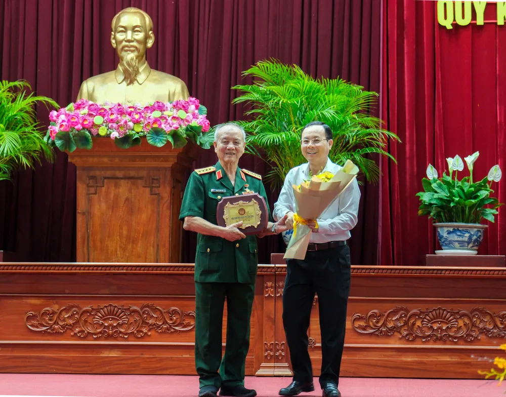 Bí thư Thành ủy TP Cần Thơ Nguyễn Văn Hiếu tặng hoa cho Đại tướng Phạm Văn Trà tại buổi lễ
