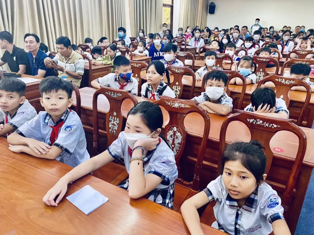 Các em học sinh tham dự buổi lễ