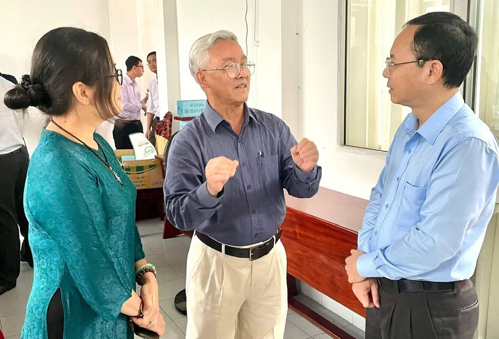 Bí thư Thành ủy TP Cần Thơ Nguyễn Văn Hiếu (bìa phải) trao đổi cùng doanh nghiệp trên địa bàn TP Cần Thơ
