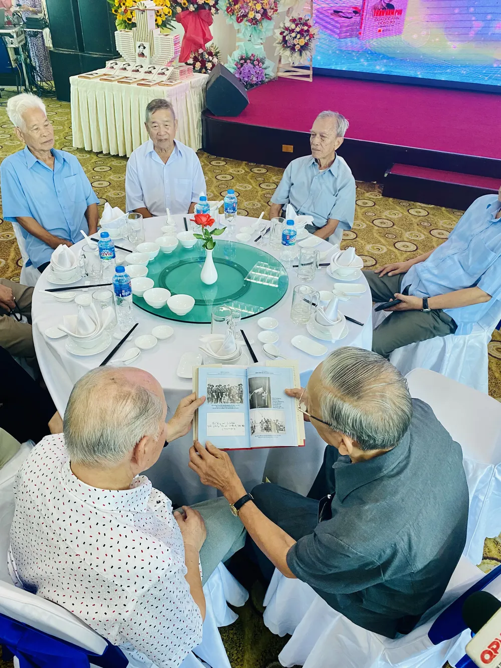 Các đồng chí nguyên lãnh đạo TP Cần Thơ qua các thời kỳ tại buổi ra mắt sách