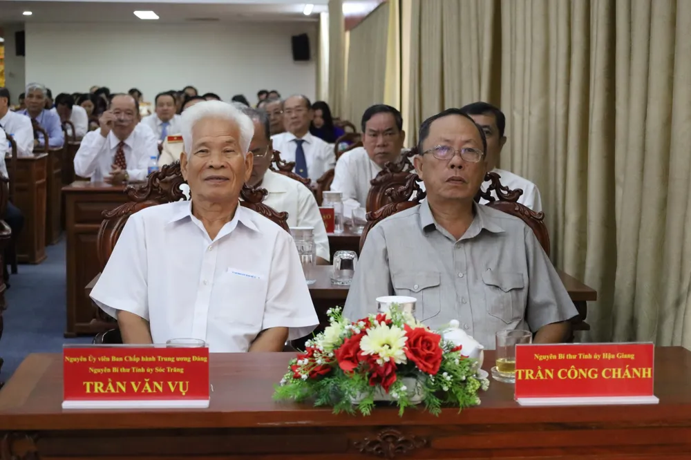 Các đồng chí lãnh đạo TP Cần Thơ và đại biểu tham dự buổi họp mặt. Ảnh: MINH TRUNG