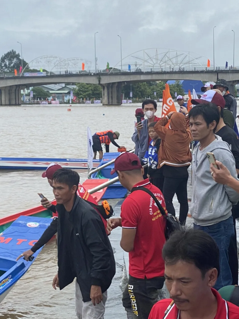 Dù có mưa nhẹ, nhưng rất đông người dân đến cổ vũ cho giải đua sáng 4-9