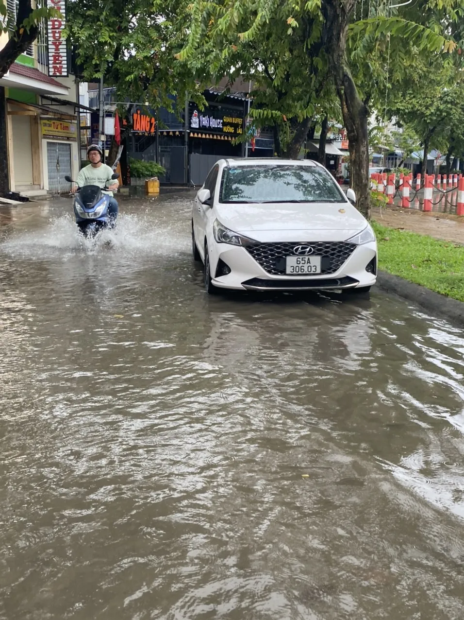 Triều cường làm ngập đường Huỳnh Cương