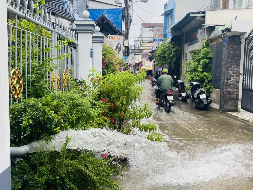 Người dân ở quận Ninh Kiều dùng máy bơm nước để chống ngập