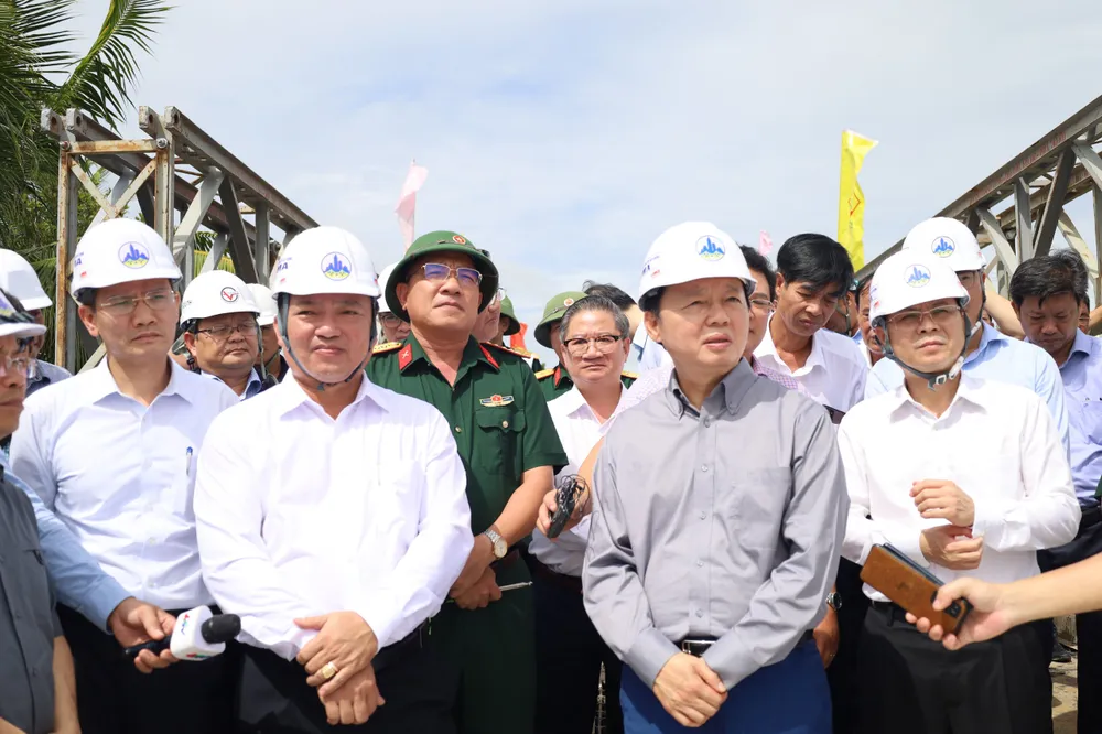 Phó Thủ tướng Trần Hồng Hà cùng lãnh đạo TP Cần Thơ, tỉnh Hậu Giang khảo sát tuyến cao tốc Bắc - Nam phía Đông